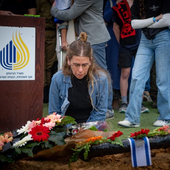 שרית זוסמן ליד קבר בנה // צילום: אריה לייב אברהמס/פלאש90